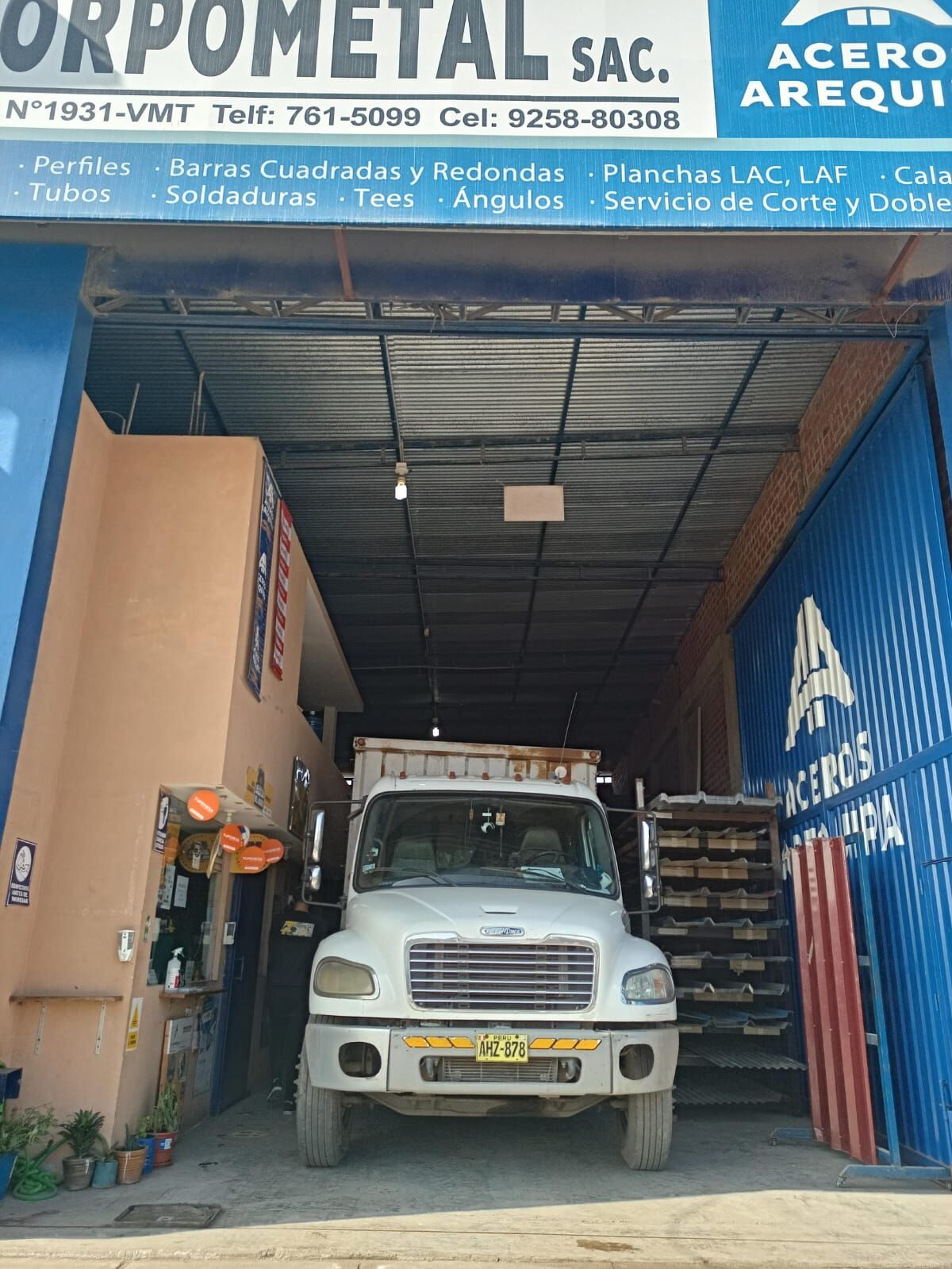 Carga de material en sede