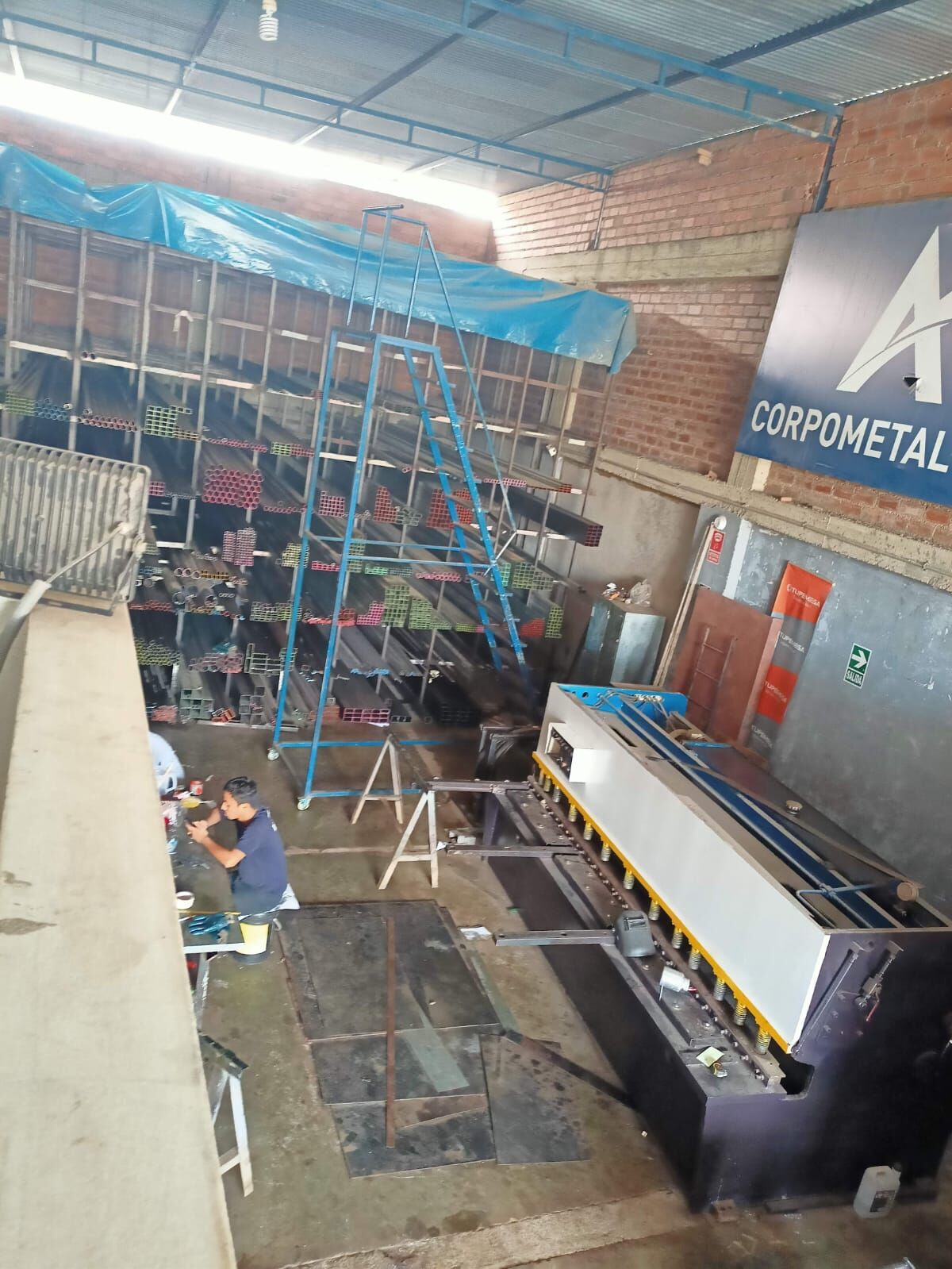 Almacén y guillotina de corte